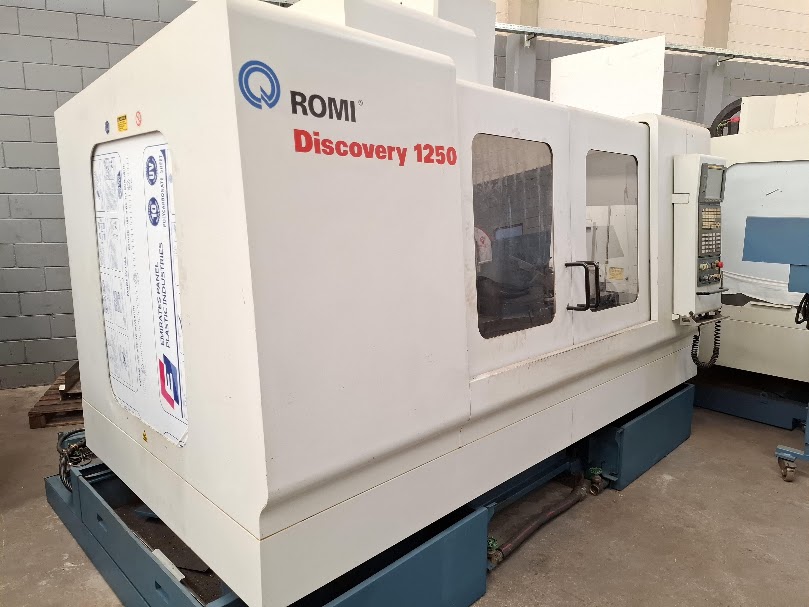 Centro de Usinagem marca Romi modelo Discovery 1250 ano 2007 com Refrigeração interna e 10000 rpm. Centro de Usinagem marca Romi modelo Discovery 1250 ano 2007 com Refrigeração interna e 10000 rpm.