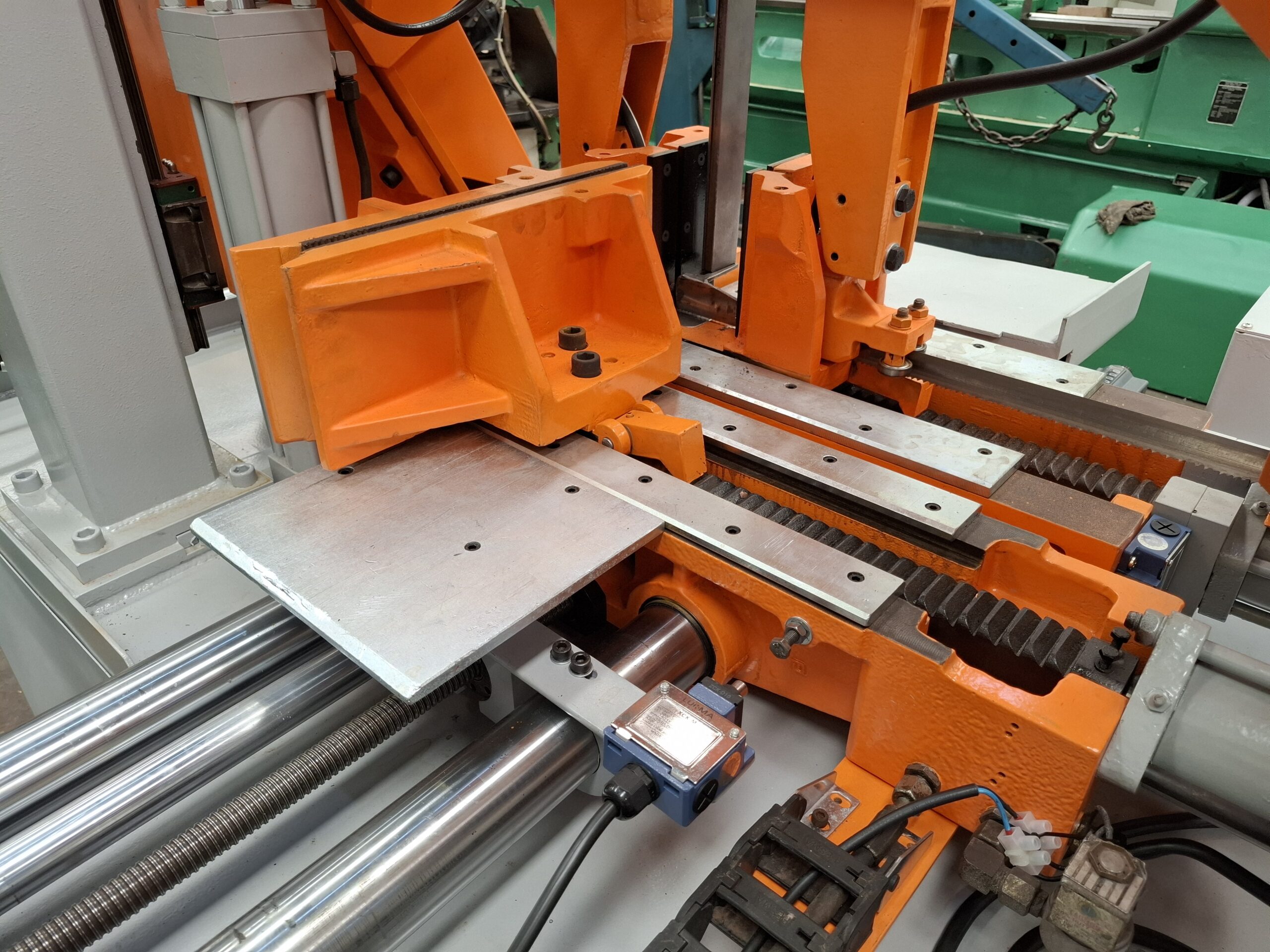 Serra de fita dupla coluna automática Franho SFCI-280A Reformada Serra de fita dupla coluna automática Franho SFCI-280A Reformada